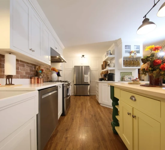 Mass Image Compressor Compressed this image. https://sourceforge.net/projects/icompress/ with Quality:65 Vibrant Farmhouse Kitchen